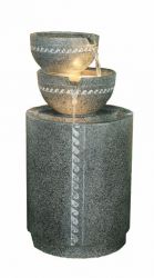 Fontana con due ciotole su una colonna di granito illuminata